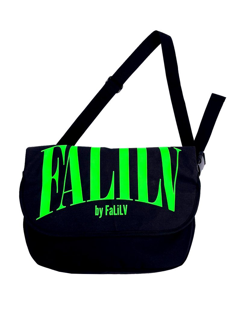 <img class='new_mark_img1' src='https://img.shop-pro.jp/img/new/icons23.gif' style='border:none;display:inline;margin:0px;padding:0px;width:auto;' />2022 SUMMER LOGO MESSENGER BAG (GREEN)