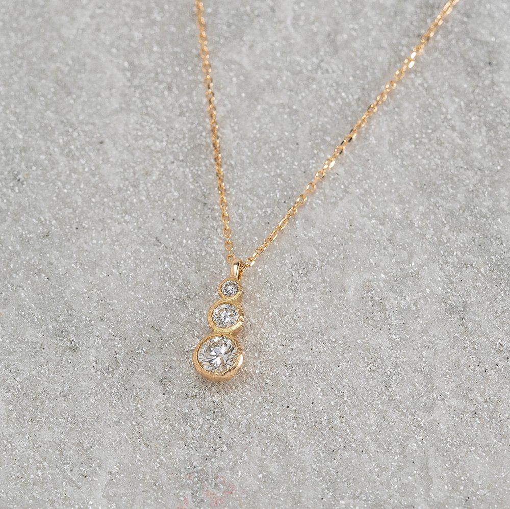 <img class='new_mark_img1' src='https://img.shop-pro.jp/img/new/icons8.gif' style='border:none;display:inline;margin:0px;padding:0px;width:auto;' />N°29 three dods diamond necklace
