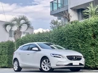 2018 Volvo V40 D4 Inscription</br>Harman Kardon Premium Sound</br>6,000km / New Car Warranty
