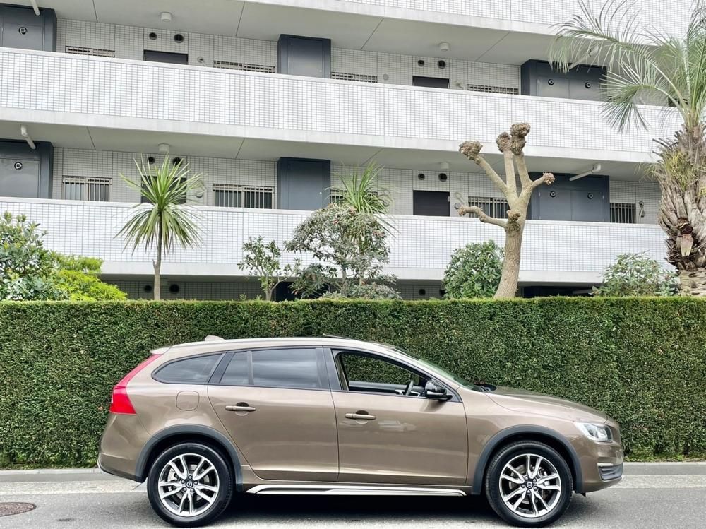 VOLVO V60 後期クロスカントリー フロントグリル 純正 新車外し