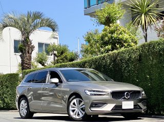 2021 V60 B4 Momentum Hybrid</br>1 owner / Panorama Sunroof</br>40,000km / Warranty until 2026