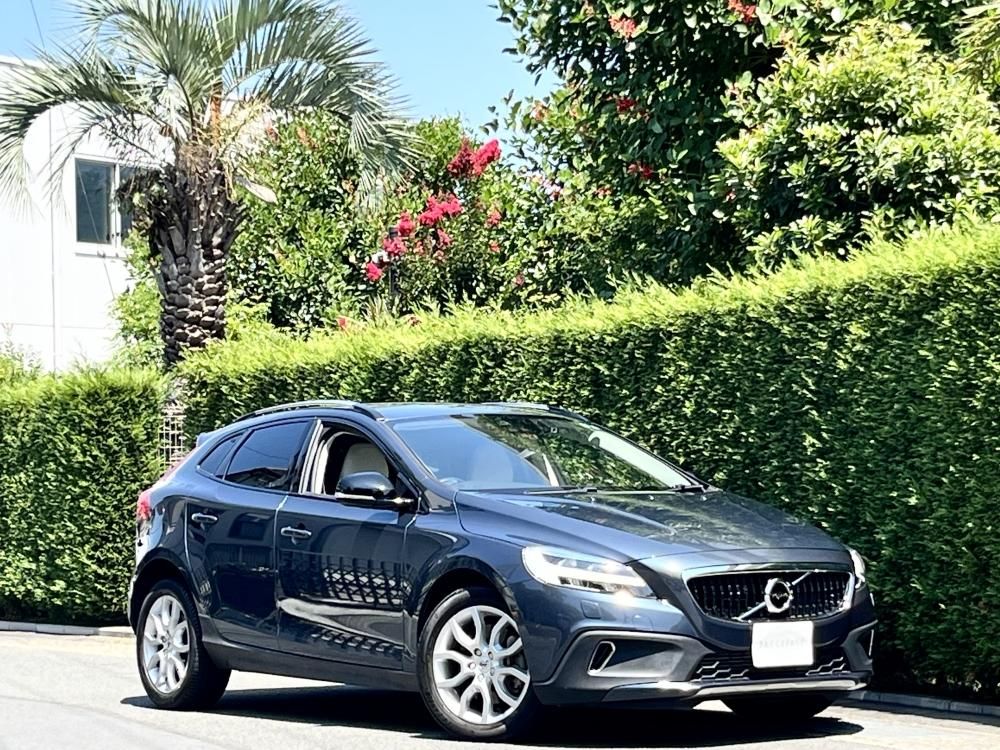 2018 Volvo V40 D4 Summum Cross Country27,000km - BAY GARAGE
