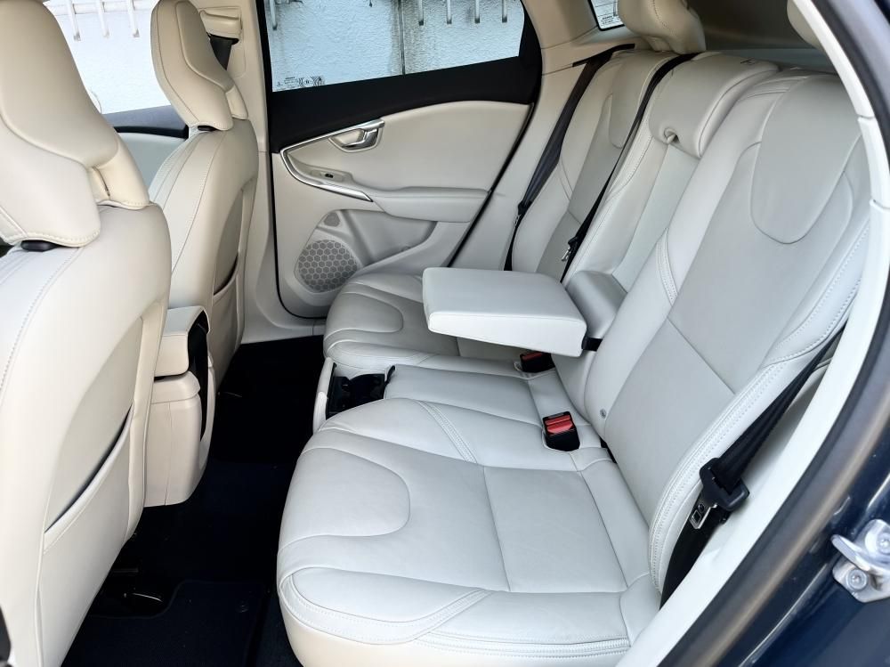 2018 Volvo V40 D4 Summum Cross Country27,000km - BAY GARAGE