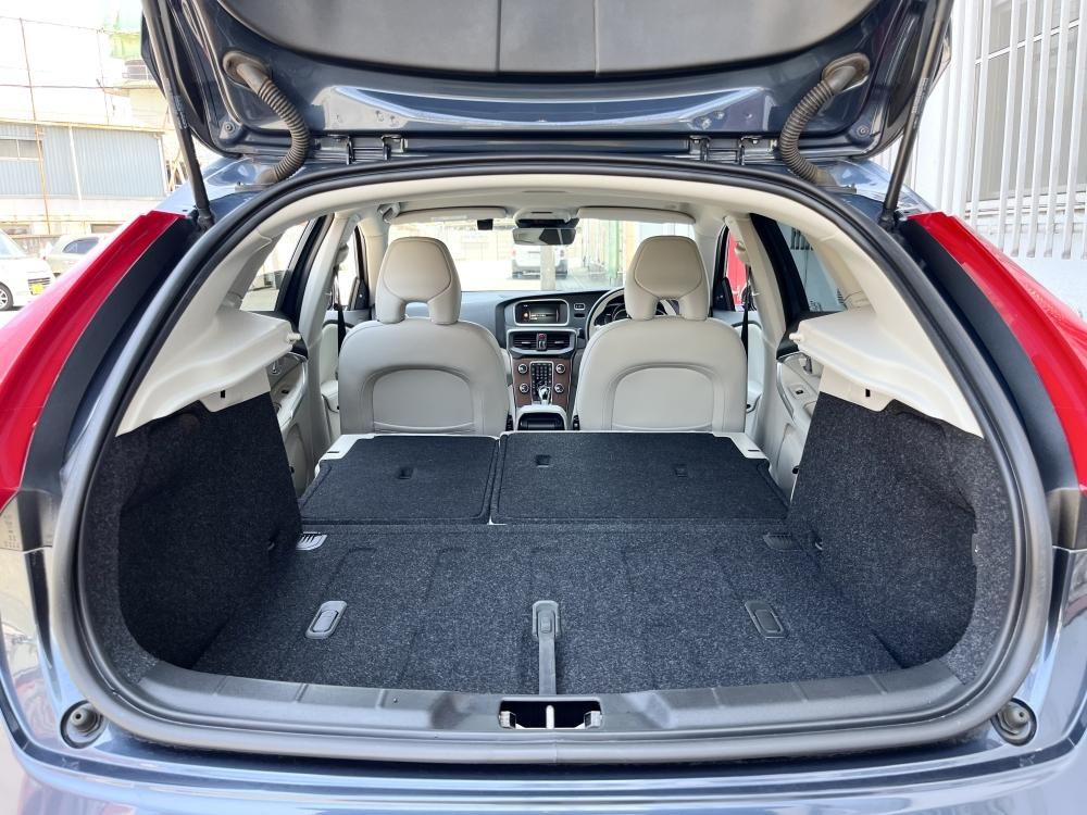 2018 Volvo V40 D4 Summum Cross Country27,000km - BAY GARAGE