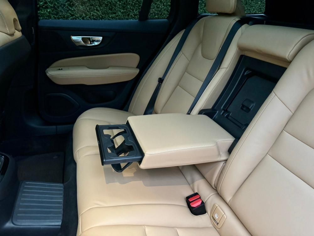 2023 Volvo V60 T6 AWD RPH1 owner / Ultimate / Sunroof3,000km