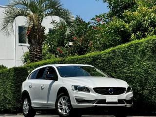 2017 Volvo V60 D4 SE</br>1 owner / Cross Country </br>19,000km