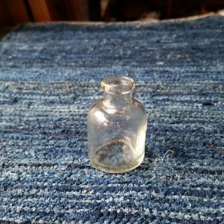 気泡ガラスの小瓶