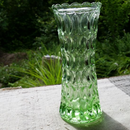 アンティークガラスの花瓶 緑色 - ねまりや 暮らしの古道具店