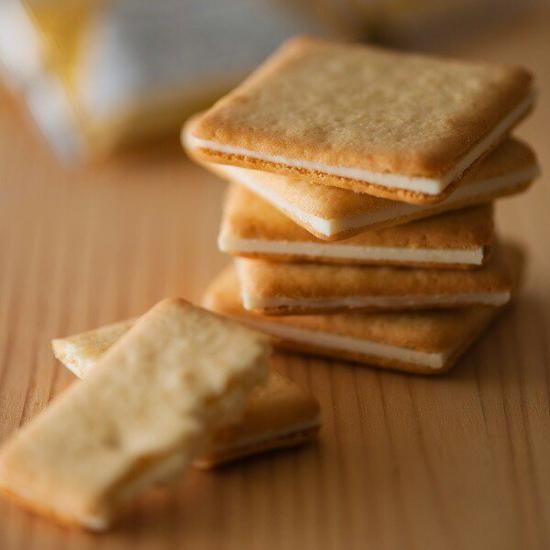 はちみつクッキーとバター風味のチョコレートのラングドシャ はちみつクッキーとバター風味のチョコレートのラングドシャ
