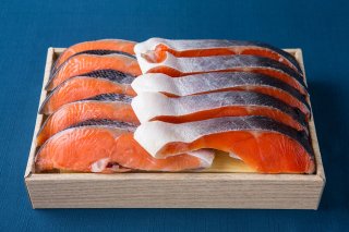 【食べ比べ】チリ産塩銀鮭（5切れ）とロシア産塩紅鮭（5切れ）のセット箱詰め