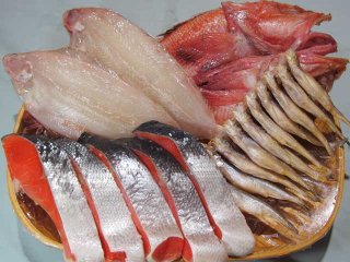 塩紅鮭と特選干物3種（ササカレイ、キンキ、シシャモ）のセット