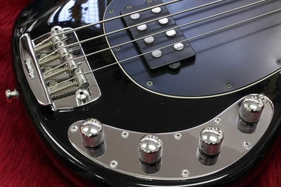 Musicman Stingray EX BLK 4.02kg - Geek IN Box