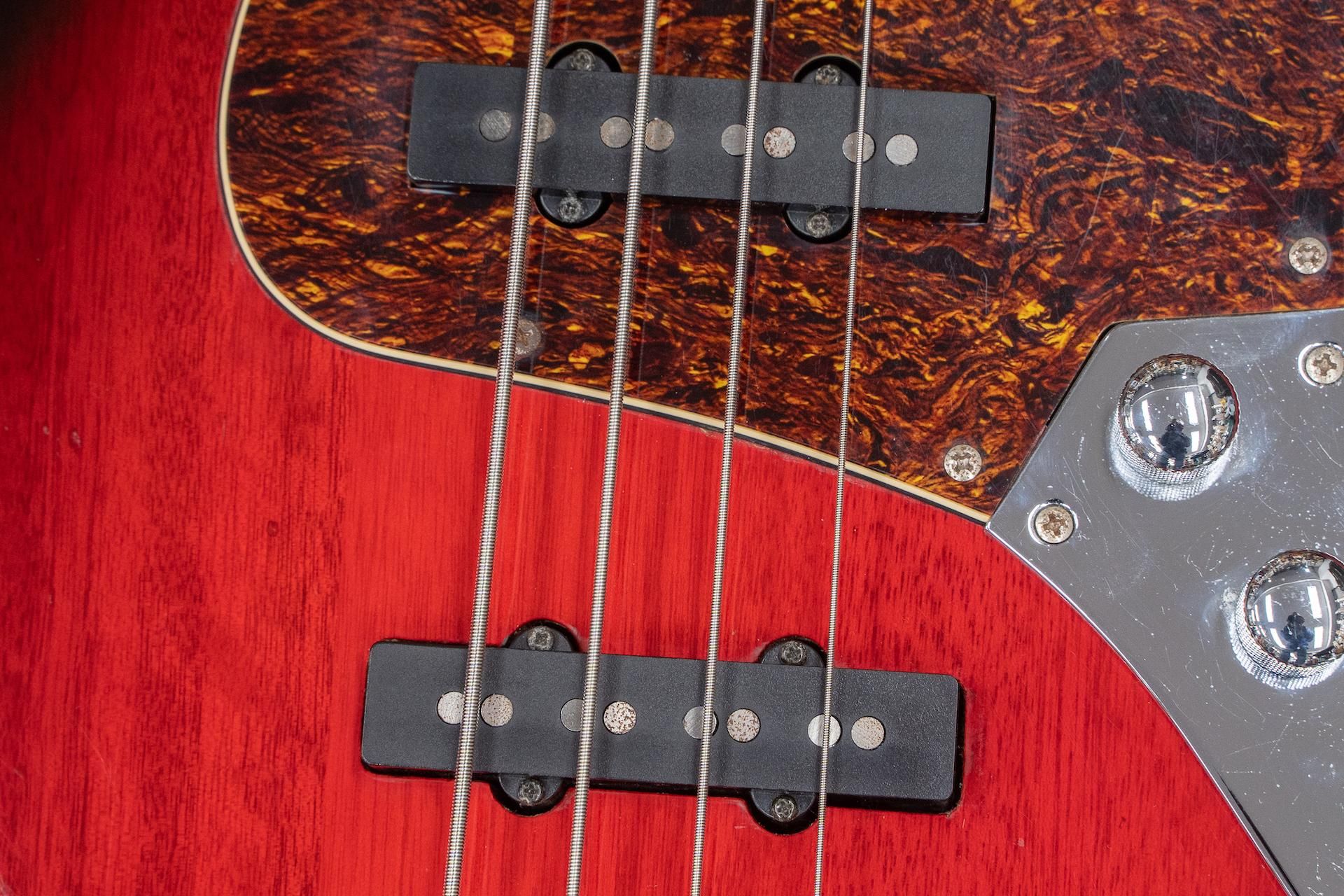 used】Squier / Jazz Bass 2 Tone Red Burst Standard Series used】Squier / Jazz Bass 2 Tone Red Burst Standard Series
