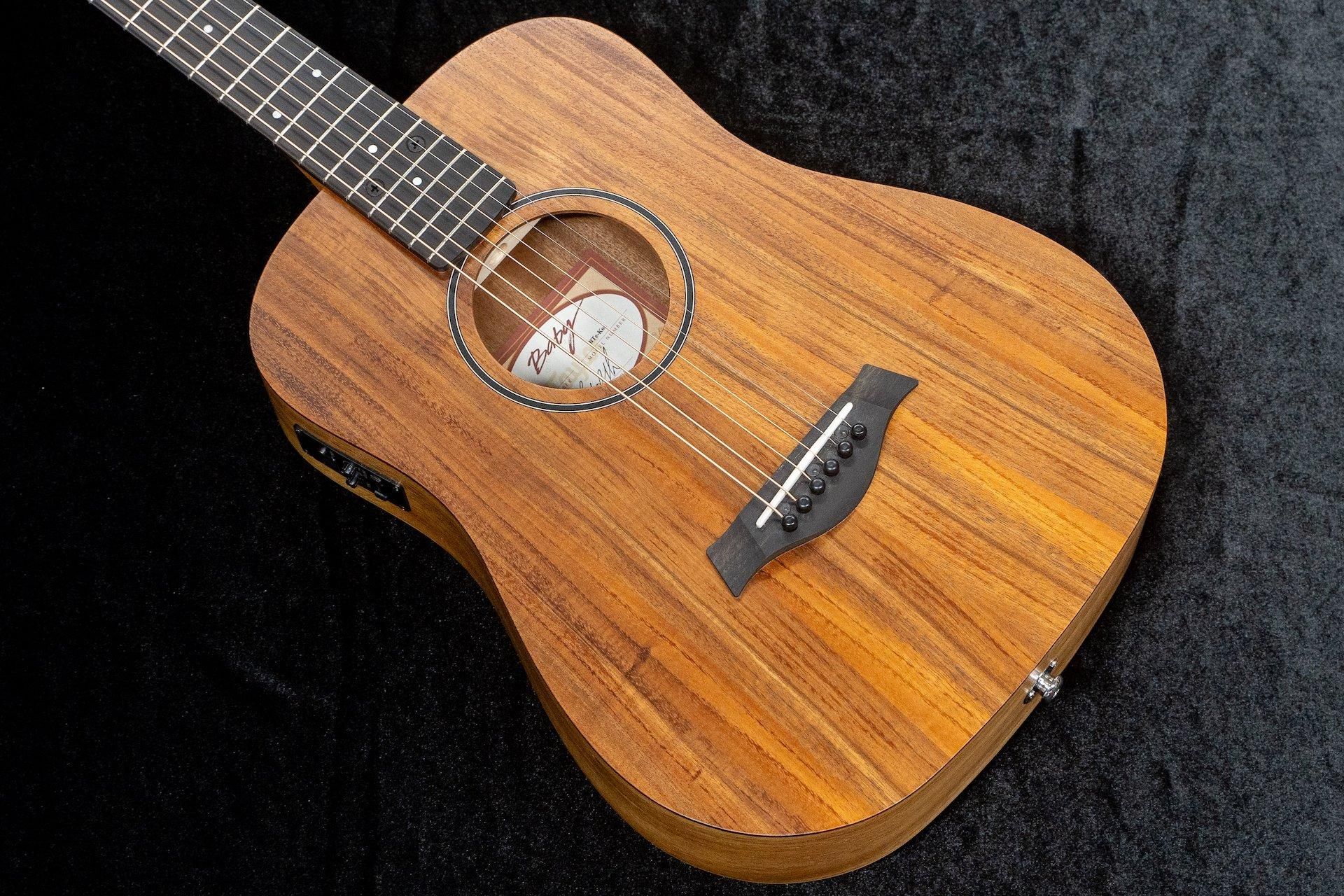 Taylorのナチュラルなアコースティックギター