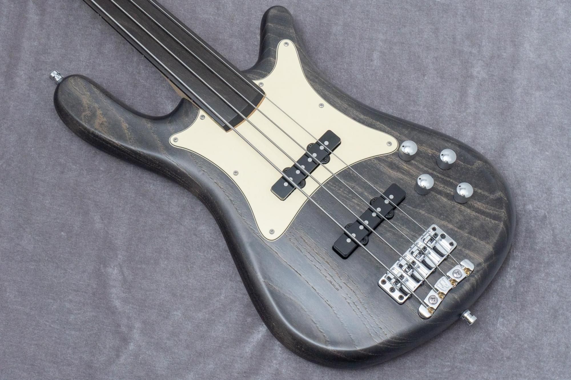 ブラックエレキベース　エレクトロニクスベース・ギター　 動作未確認 NAMM2019:エレキベース】-LTD-2019年ニューモデル全13モデル発表