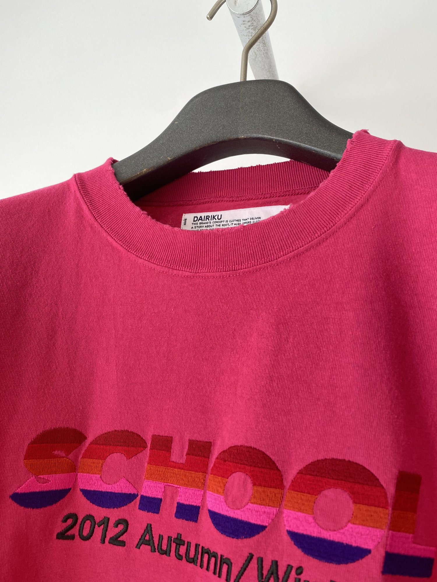 DAIRIKU<br />SCHOOL Embroidery Vintage Tee / Vintage Pink<img class='new_mark_img2' src='https://img.shop-pro.jp/img/new/icons14.gif' style='border:none;display:inline;margin:0px;padding:0px;width:auto;' />