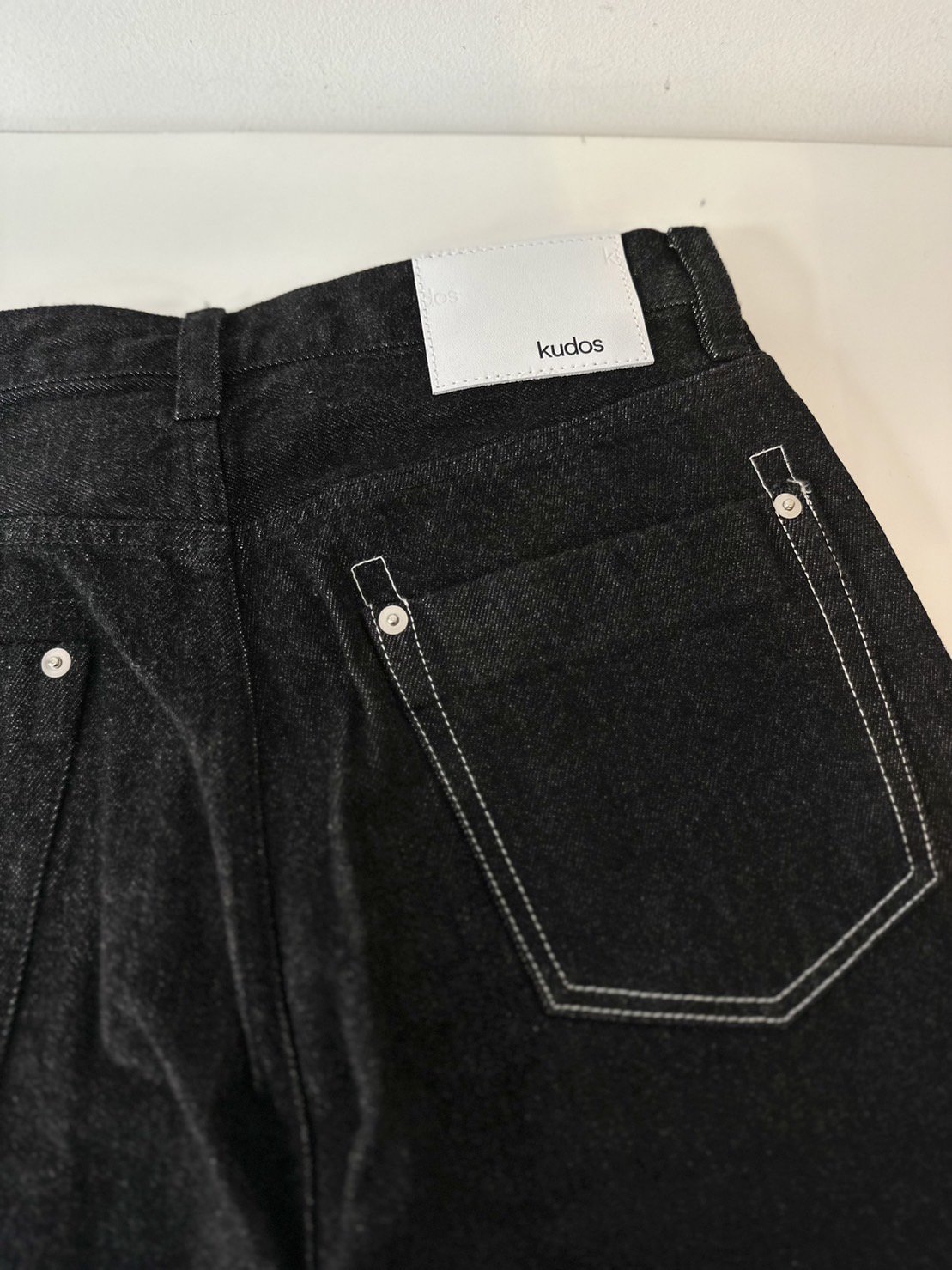 kudos<br />STRAIGHT DENIM TROUSERS / BLACK<img class='new_mark_img2' src='https://img.shop-pro.jp/img/new/icons14.gif' style='border:none;display:inline;margin:0px;padding:0px;width:auto;' />