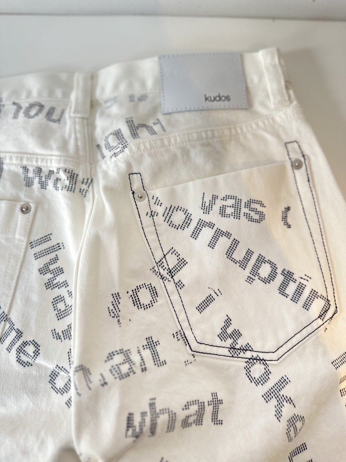 kudos<br />STRAIGHT DENIM TROUSERS / WHITE<img class='new_mark_img2' src='https://img.shop-pro.jp/img/new/icons14.gif' style='border:none;display:inline;margin:0px;padding:0px;width:auto;' />