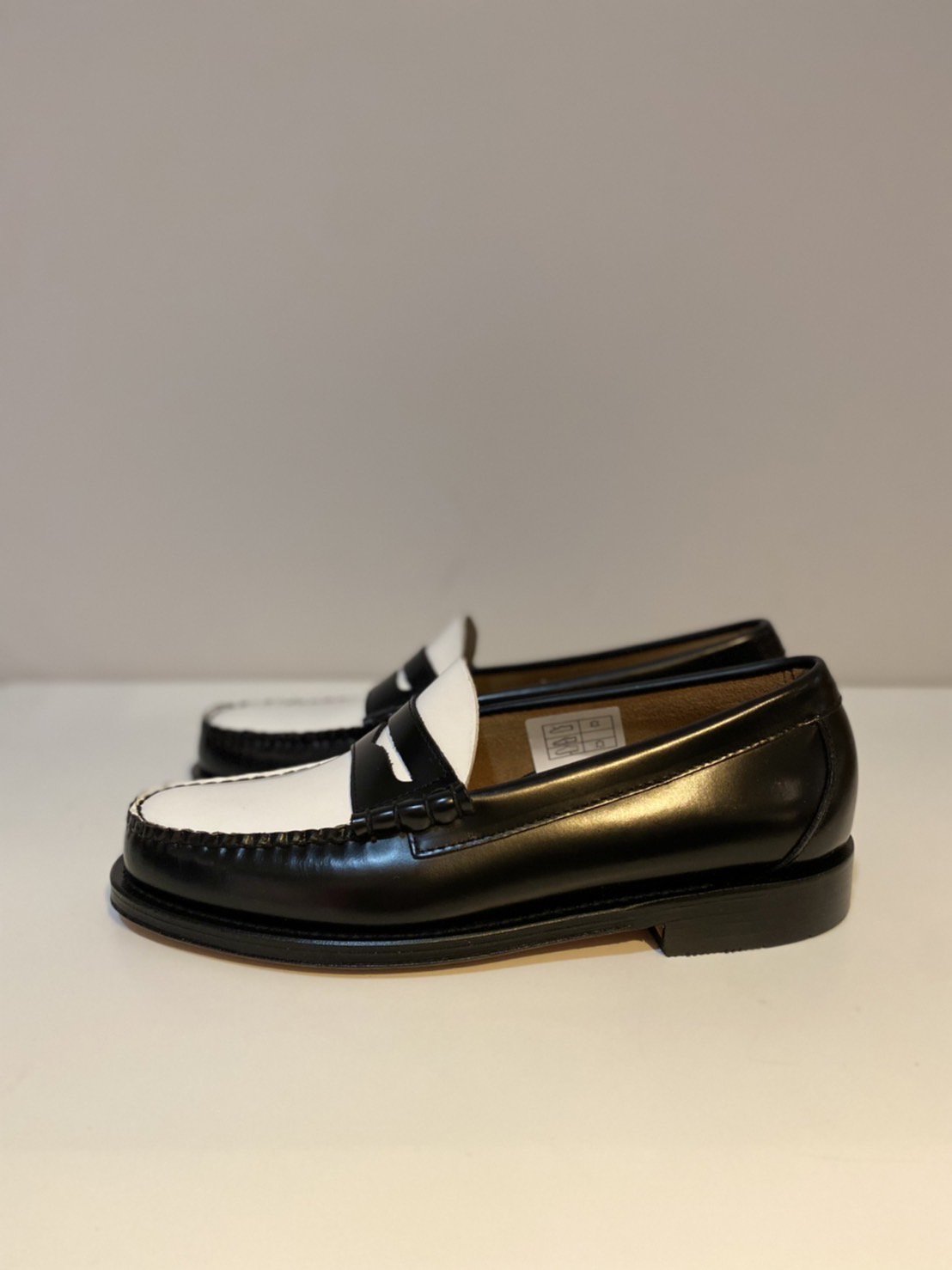 G.H.BASS<br />LARSON / BLACK&WHITE (LEATHER SOLE) <img class='new_mark_img2' src='https://img.shop-pro.jp/img/new/icons14.gif' style='border:none;display:inline;margin:0px;padding:0px;width:auto;' />