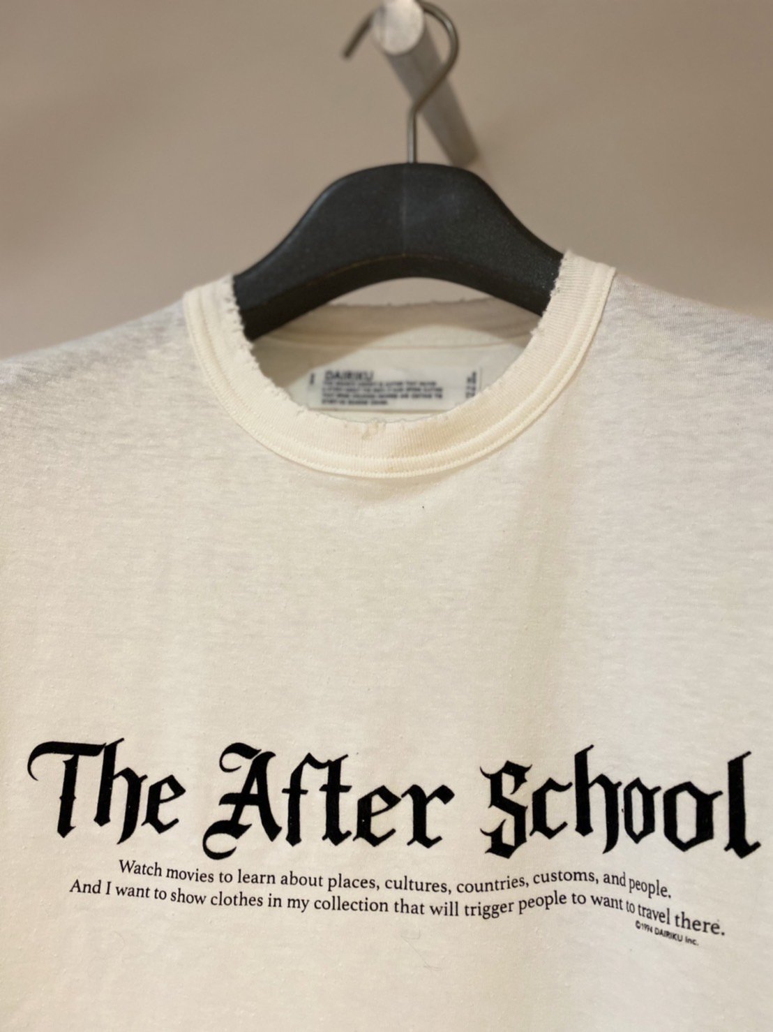 DAIRIKU<br />The After School Tour Trim Tee / White<img class='new_mark_img2' src='https://img.shop-pro.jp/img/new/icons14.gif' style='border:none;display:inline;margin:0px;padding:0px;width:auto;' />