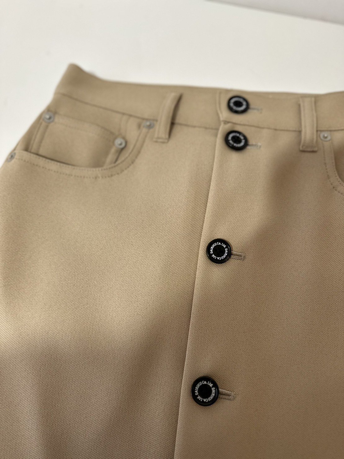 DAIRIKU<br />Polyester Long Skirt / Beige<img class='new_mark_img2' src='https://img.shop-pro.jp/img/new/icons14.gif' style='border:none;display:inline;margin:0px;padding:0px;width:auto;' />