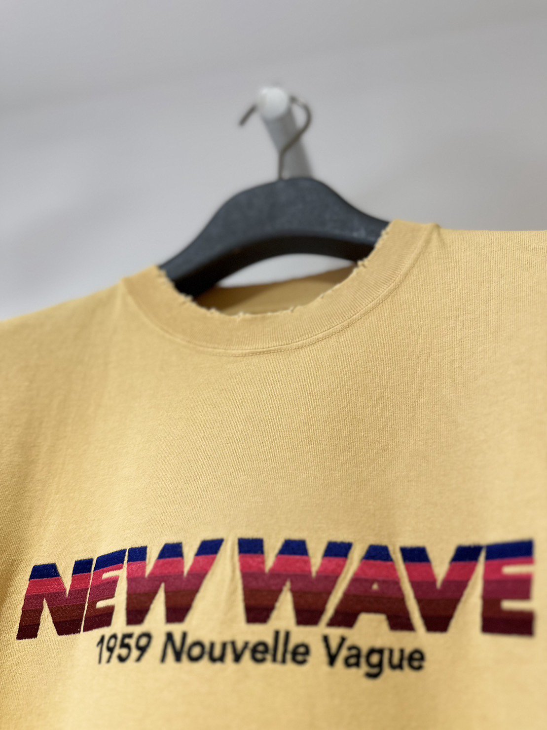 DAIRIKU<br />NEW WAVE Tee / Musterd Yellow <img class='new_mark_img2' src='https://img.shop-pro.jp/img/new/icons14.gif' style='border:none;display:inline;margin:0px;padding:0px;width:auto;' />