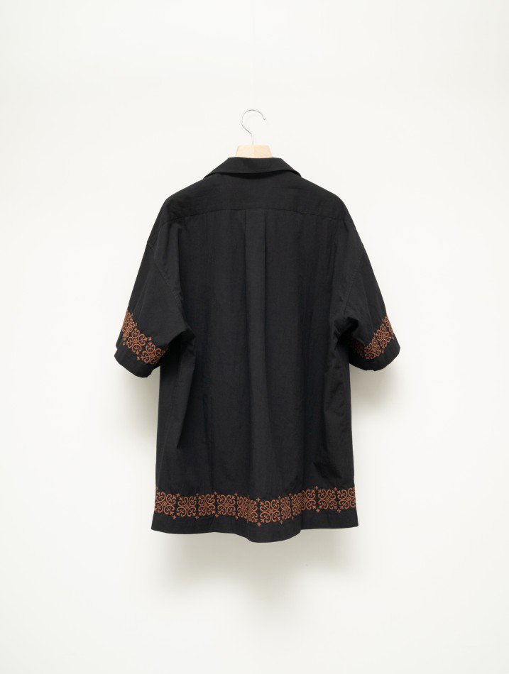 ALLEGE<br />Stitchi S/S Shirt / Black<img class='new_mark_img2' src='https://img.shop-pro.jp/img/new/icons14.gif' style='border:none;display:inline;margin:0px;padding:0px;width:auto;' />