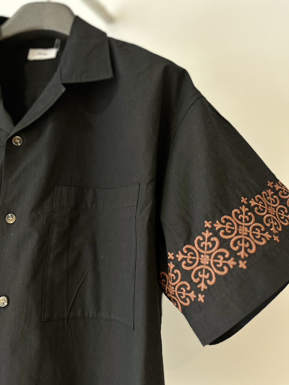 ALLEGE<br />Stitchi S/S Shirt / Black<img class='new_mark_img2' src='https://img.shop-pro.jp/img/new/icons14.gif' style='border:none;display:inline;margin:0px;padding:0px;width:auto;' />