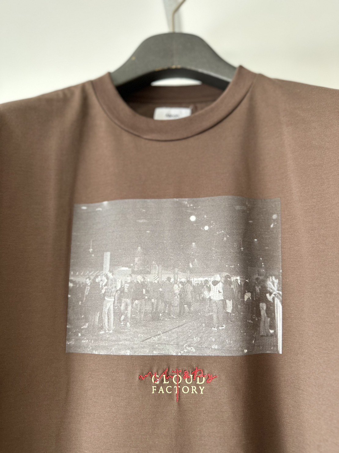 ALLEGE<br />CLOUD FACTORY Tee / Brown <img class='new_mark_img2' src='https://img.shop-pro.jp/img/new/icons14.gif' style='border:none;display:inline;margin:0px;padding:0px;width:auto;' />