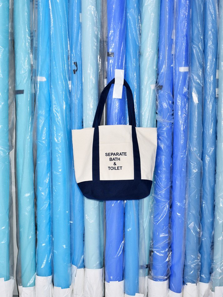 SEPARATE BATH & TOILET<br />BEAN TOTE / WHITE×NAVY<img class='new_mark_img2' src='https://img.shop-pro.jp/img/new/icons14.gif' style='border:none;display:inline;margin:0px;padding:0px;width:auto;' />