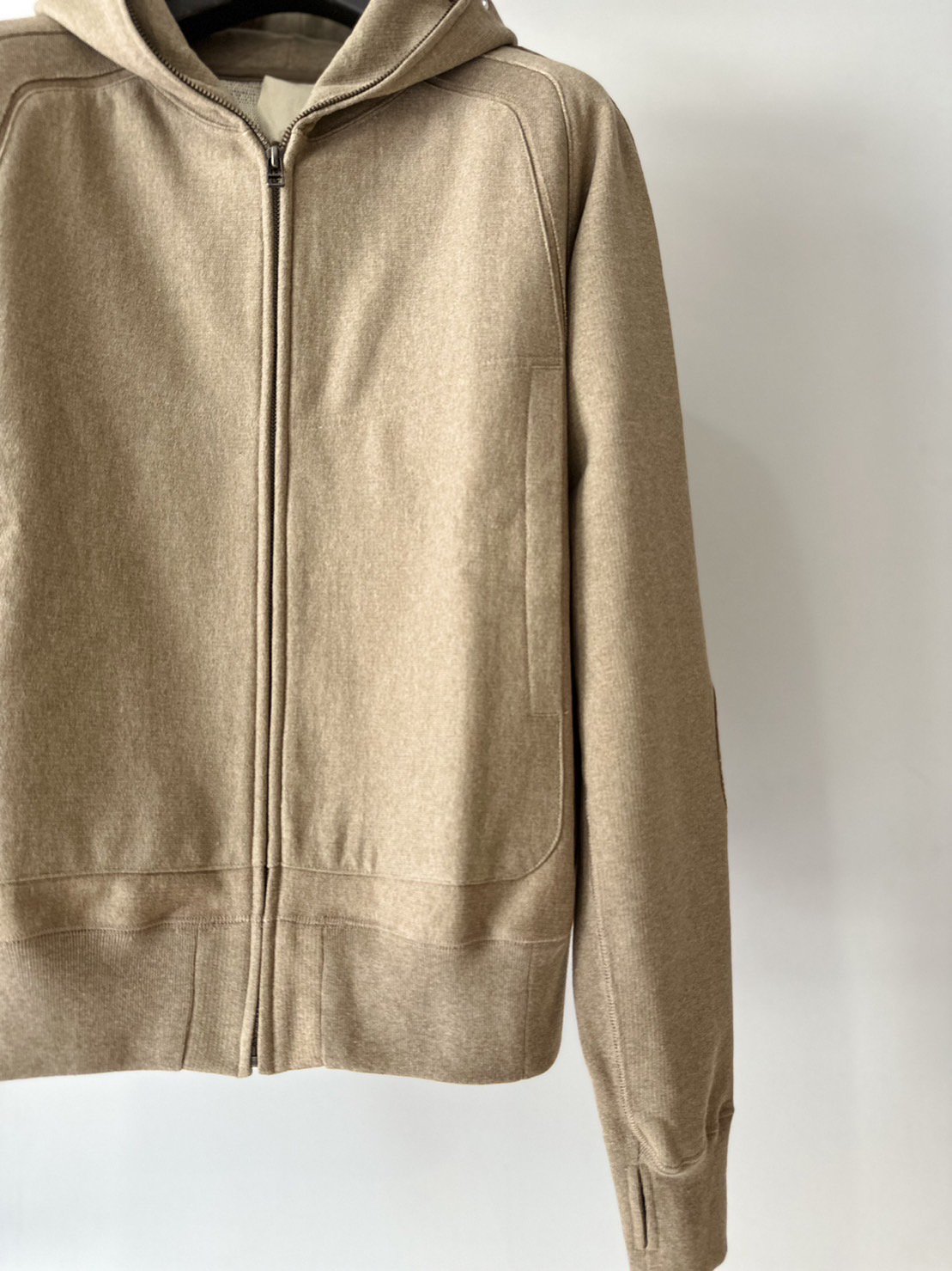 JIAN YE<br />SOLID HOODIE / beige<img class='new_mark_img2' src='https://img.shop-pro.jp/img/new/icons14.gif' style='border:none;display:inline;margin:0px;padding:0px;width:auto;' />