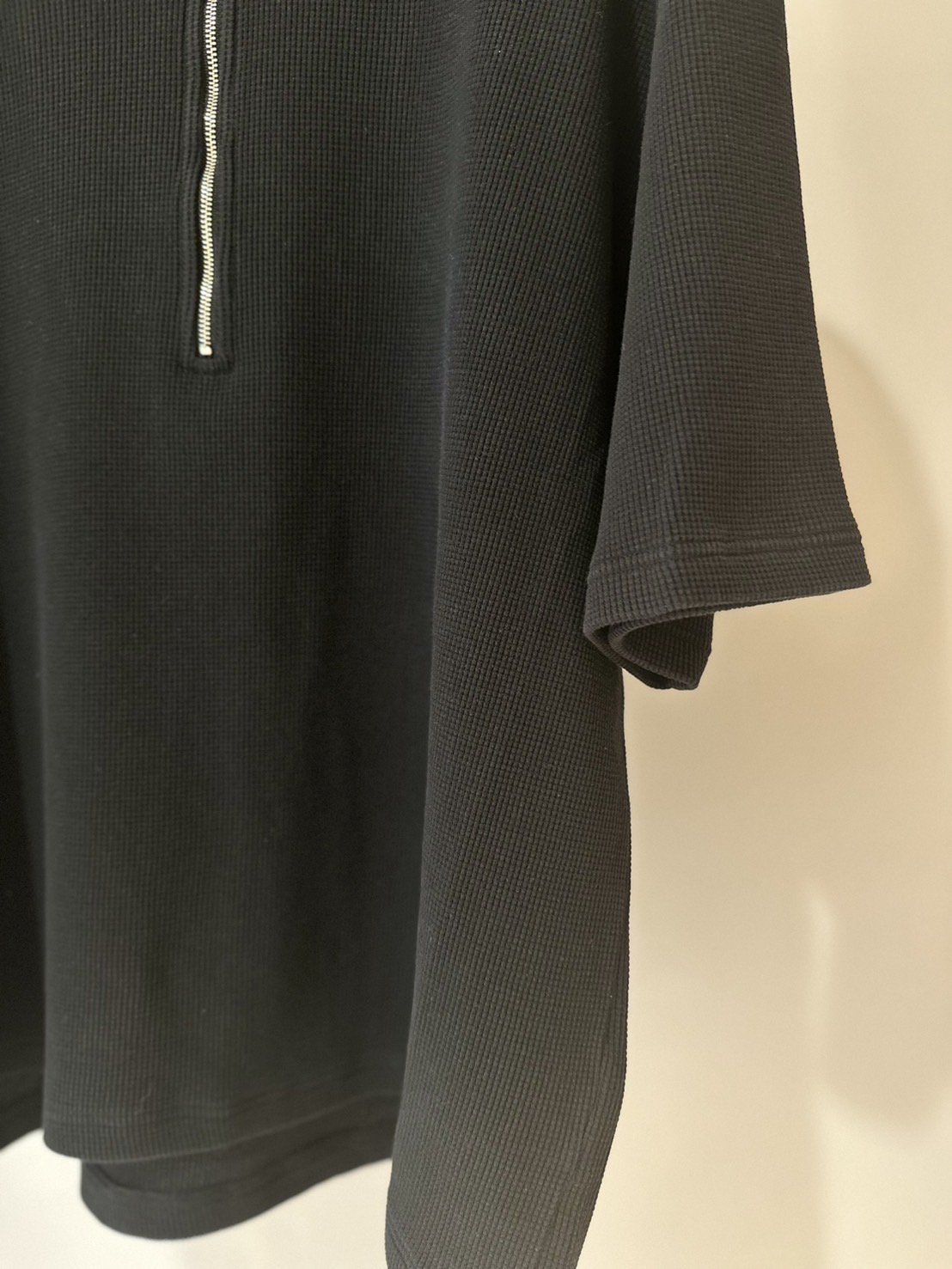 ALLEGE<br />AllegeKANEMASA Waffle Harf zip S/S / Black<img class='new_mark_img2' src='https://img.shop-pro.jp/img/new/icons14.gif' style='border:none;display:inline;margin:0px;padding:0px;width:auto;' />