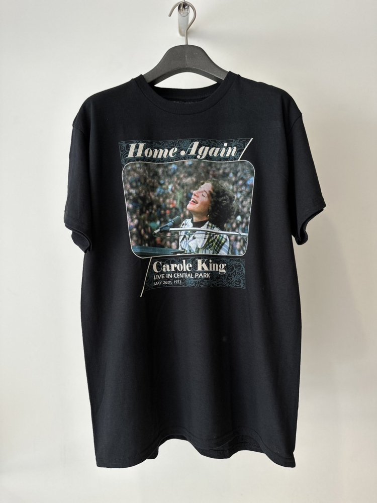 BLUESCENTRIC<br />CAROL KING HOME AGAIN RHEAVY TEE / BLACK<img class='new_mark_img2' src='https://img.shop-pro.jp/img/new/icons14.gif' style='border:none;display:inline;margin:0px;padding:0px;width:auto;' />