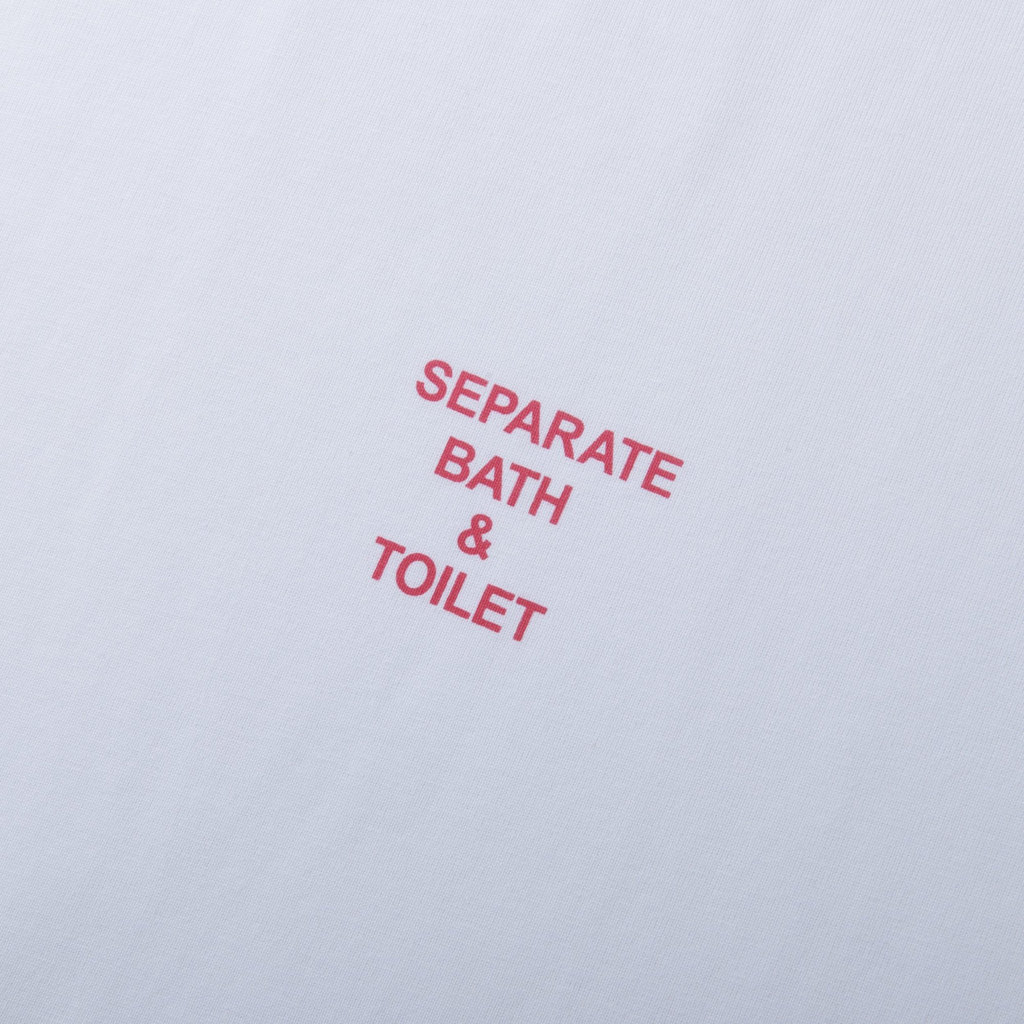 SEPARATE BATH & TOILET<br />SS TEE AKA / WHITE<img class='new_mark_img2' src='https://img.shop-pro.jp/img/new/icons47.gif' style='border:none;display:inline;margin:0px;padding:0px;width:auto;' />
