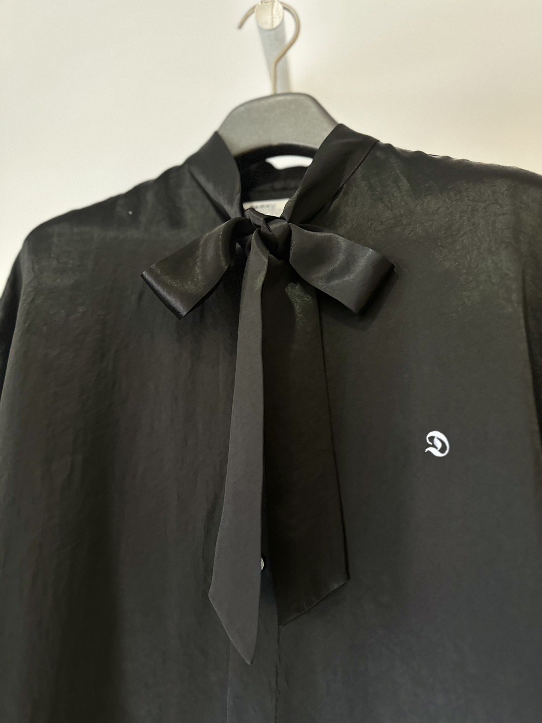 DAIRIKU<br />D Satin Scarf Tie Shirt / Black<img class='new_mark_img2' src='https://img.shop-pro.jp/img/new/icons47.gif' style='border:none;display:inline;margin:0px;padding:0px;width:auto;' />