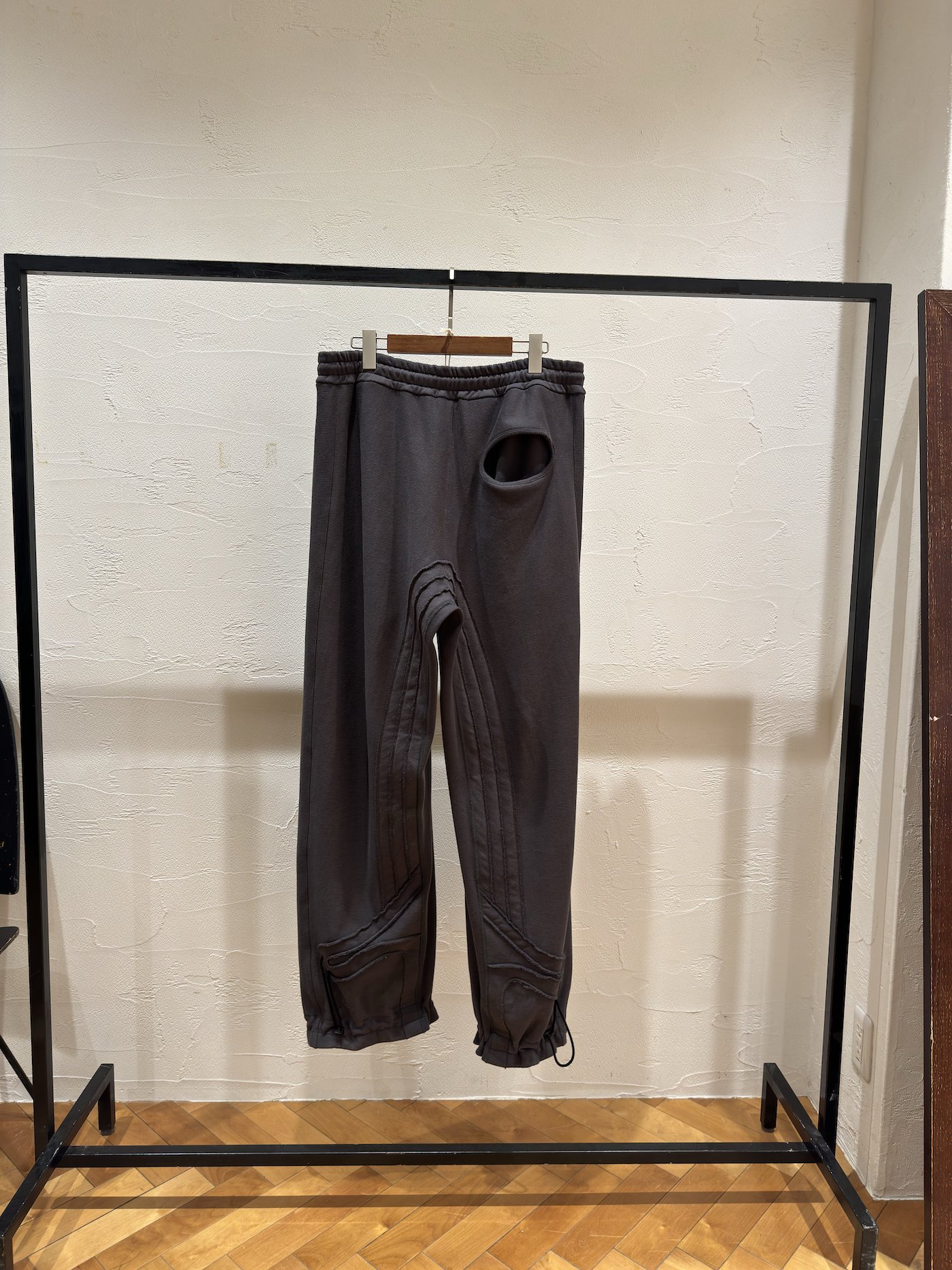 JIAN YE<br />ORBIT PANTS / CHARCOAL<img class='new_mark_img2' src='https://img.shop-pro.jp/img/new/icons47.gif' style='border:none;display:inline;margin:0px;padding:0px;width:auto;' />