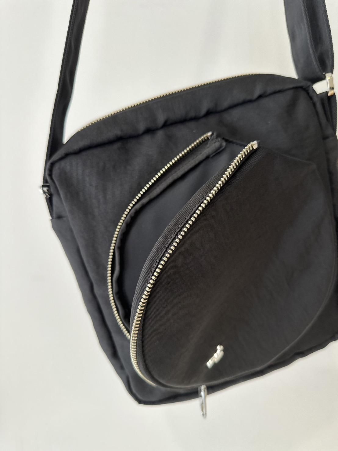 HIDAKA<br />PING-PONG SQUARE BAG / BLACK<img class='new_mark_img2' src='https://img.shop-pro.jp/img/new/icons14.gif' style='border:none;display:inline;margin:0px;padding:0px;width:auto;' />