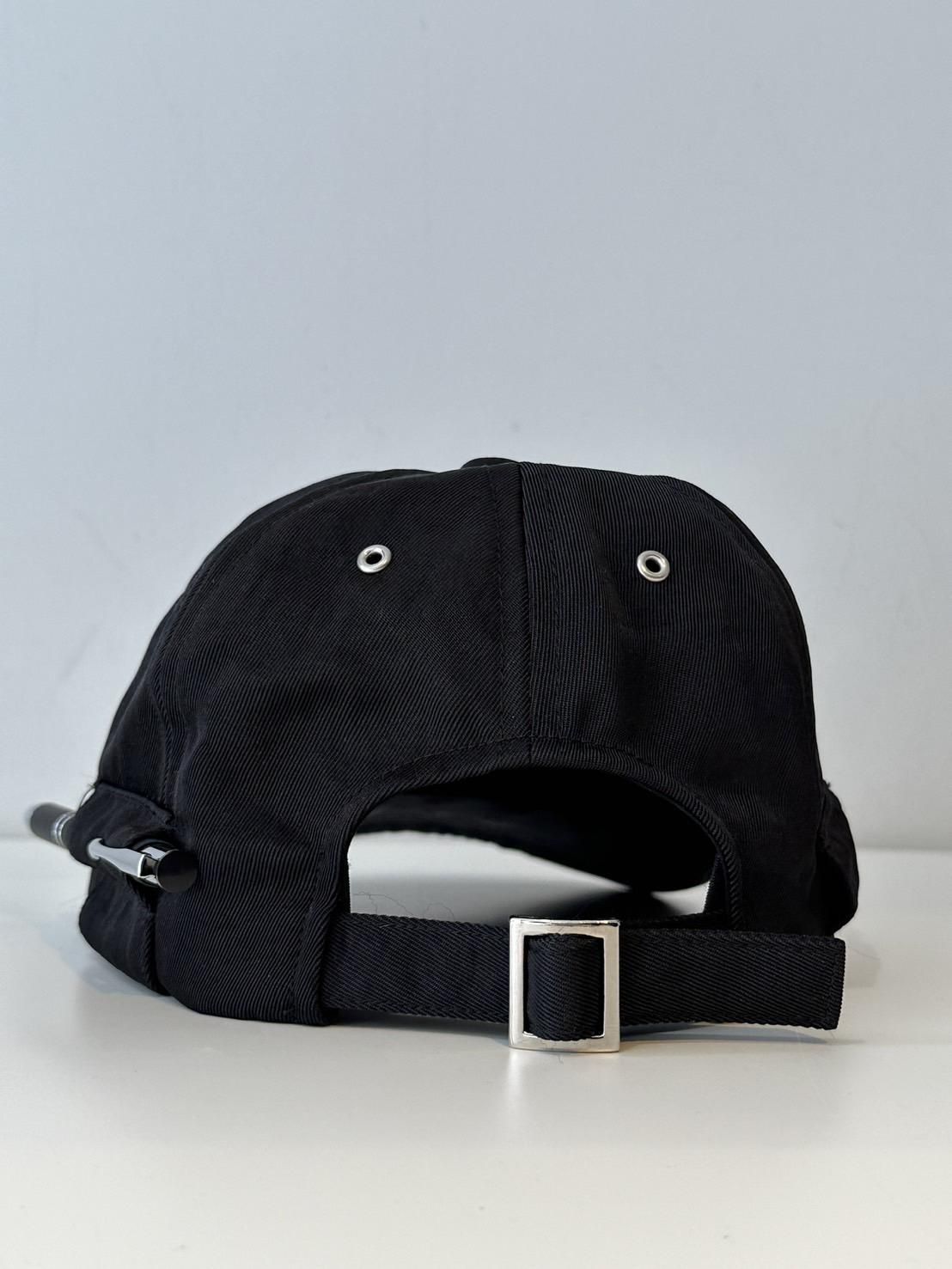 HIDAKA<br />DAD CAP / BLACK<img class='new_mark_img2' src='https://img.shop-pro.jp/img/new/icons47.gif' style='border:none;display:inline;margin:0px;padding:0px;width:auto;' />