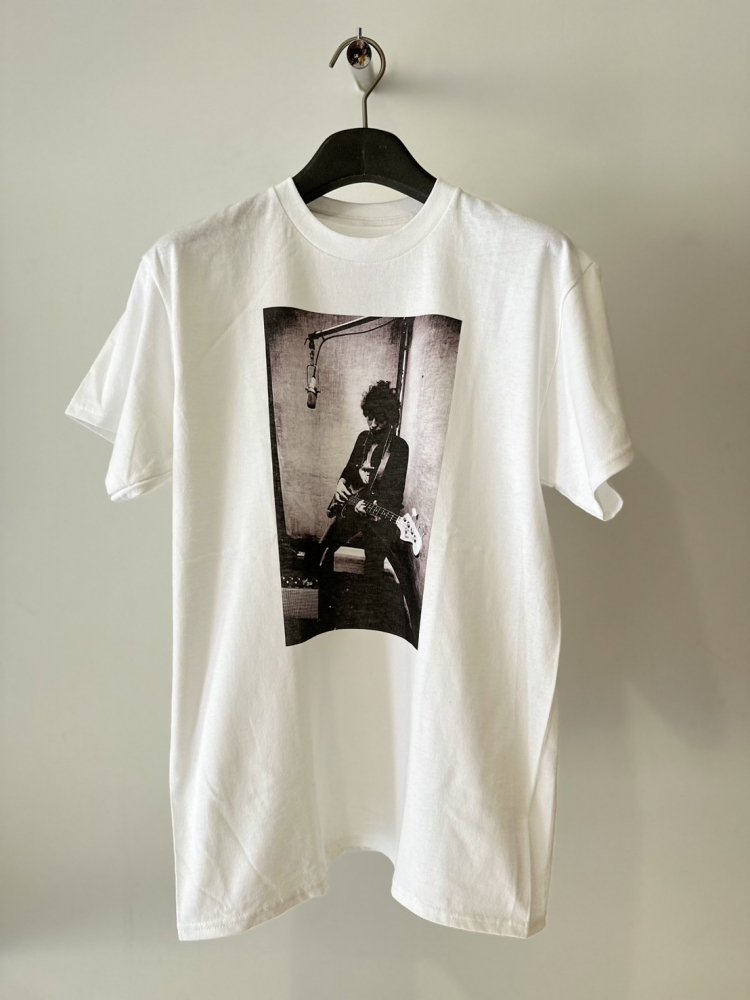 BLUESCENTRIC<br />BOB DYLAN BASS GUITAR TEE / WHITE<img class='new_mark_img2' src='https://img.shop-pro.jp/img/new/icons14.gif' style='border:none;display:inline;margin:0px;padding:0px;width:auto;' />