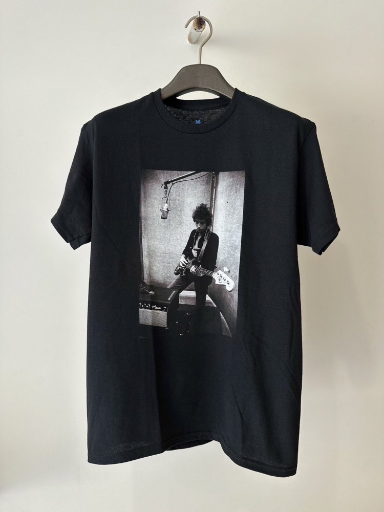 BLUESCENTRIC<br />BOB DYLAN BASS GUITAR TEE / BLACK<img class='new_mark_img2' src='https://img.shop-pro.jp/img/new/icons14.gif' style='border:none;display:inline;margin:0px;padding:0px;width:auto;' />