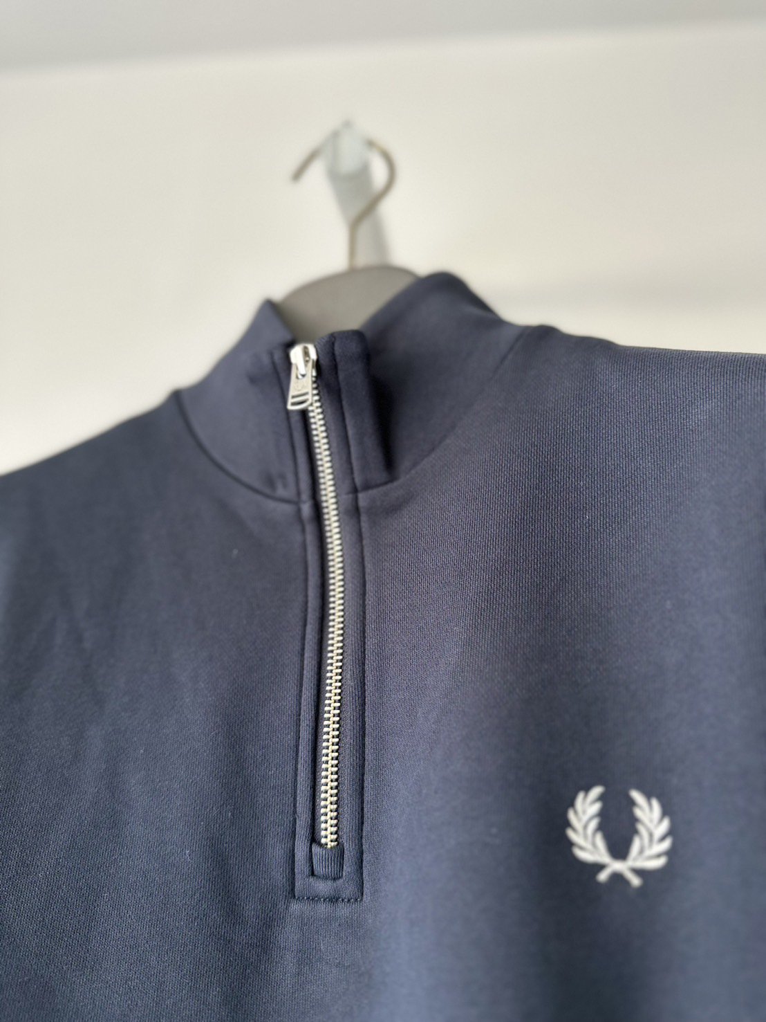 FRED PERRY<br />HALF ZIP SWEATSHIRT / NAVY<img class='new_mark_img2' src='https://img.shop-pro.jp/img/new/icons14.gif' style='border:none;display:inline;margin:0px;padding:0px;width:auto;' />