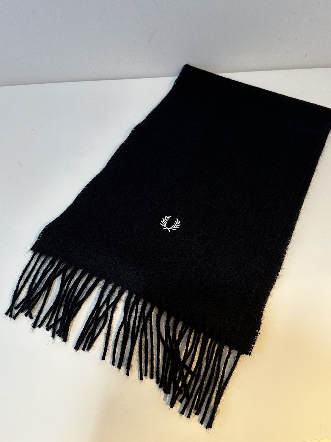 FRED PERRY<br />LAMBSWOOL SCARF / BLACK<img class='new_mark_img2' src='https://img.shop-pro.jp/img/new/icons14.gif' style='border:none;display:inline;margin:0px;padding:0px;width:auto;' />