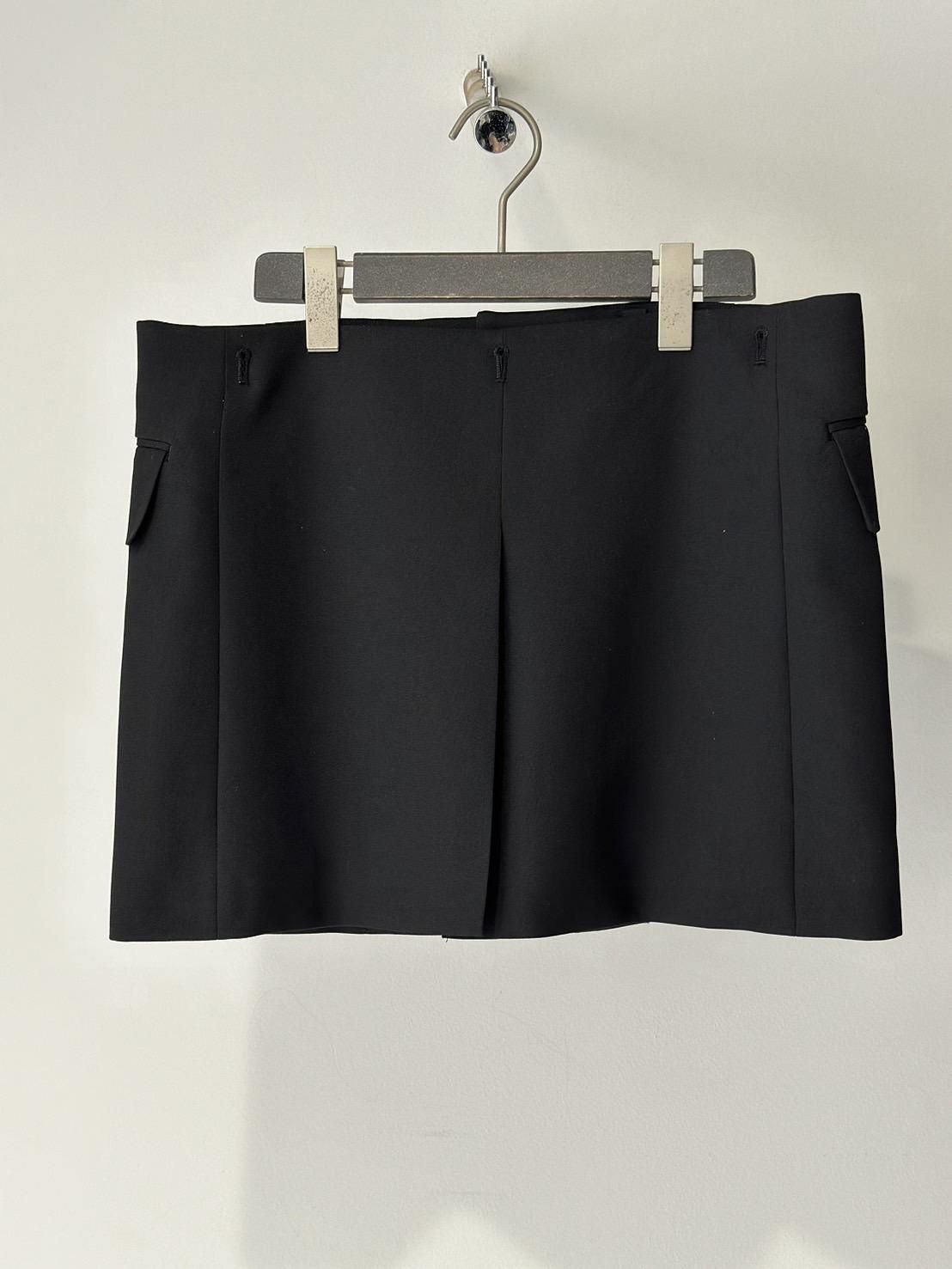 DAIRIKU<br />Tailored Hem Rap Skirt / Black<img class='new_mark_img2' src='https://img.shop-pro.jp/img/new/icons14.gif' style='border:none;display:inline;margin:0px;padding:0px;width:auto;' />