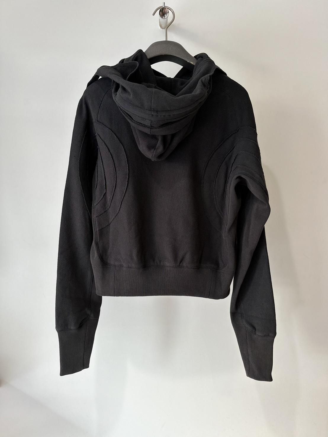 JIAN YE<br />ORBIT MASK HOOD / BLACK<img class='new_mark_img2' src='https://img.shop-pro.jp/img/new/icons47.gif' style='border:none;display:inline;margin:0px;padding:0px;width:auto;' />