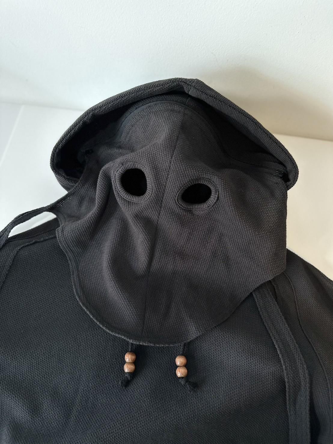 JIAN YE<br />ORBIT MASK HOOD / BLACK<img class='new_mark_img2' src='https://img.shop-pro.jp/img/new/icons47.gif' style='border:none;display:inline;margin:0px;padding:0px;width:auto;' />