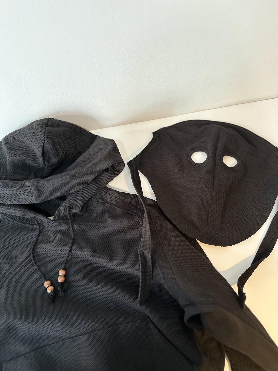 JIAN YE<br />ORBIT MASK HOOD / BLACK<img class='new_mark_img2' src='https://img.shop-pro.jp/img/new/icons47.gif' style='border:none;display:inline;margin:0px;padding:0px;width:auto;' />
