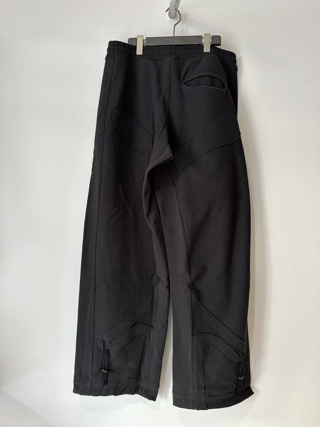 JIAN YE<br />ORBIT PANTS / BLACK<img class='new_mark_img2' src='https://img.shop-pro.jp/img/new/icons14.gif' style='border:none;display:inline;margin:0px;padding:0px;width:auto;' />