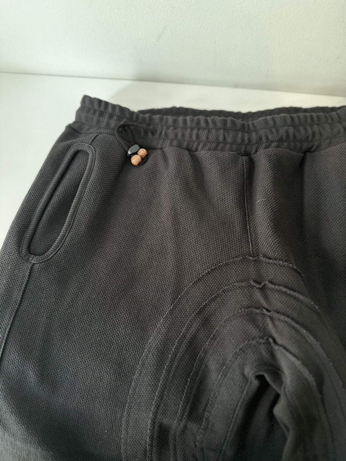 JIAN YE<br />ORBIT PANTS / BLACK<img class='new_mark_img2' src='https://img.shop-pro.jp/img/new/icons47.gif' style='border:none;display:inline;margin:0px;padding:0px;width:auto;' />