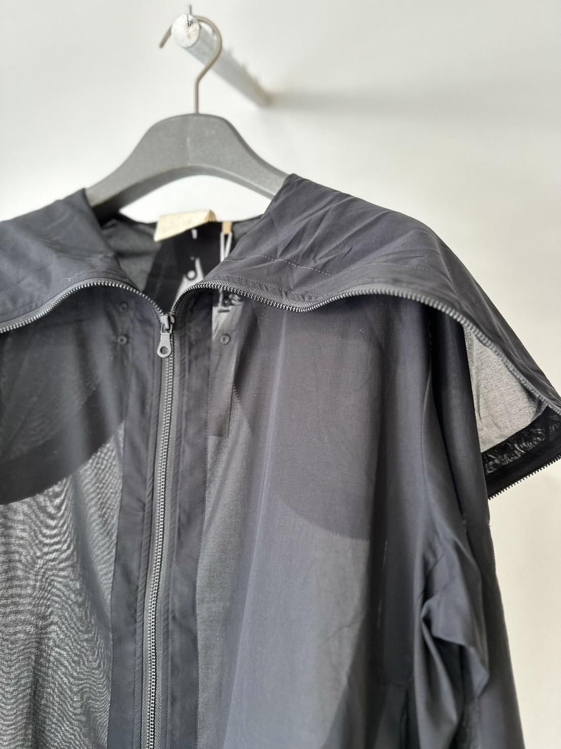 JIAN YE<br />TRTRBZ HOODIE / BLACK<img class='new_mark_img2' src='https://img.shop-pro.jp/img/new/icons47.gif' style='border:none;display:inline;margin:0px;padding:0px;width:auto;' />