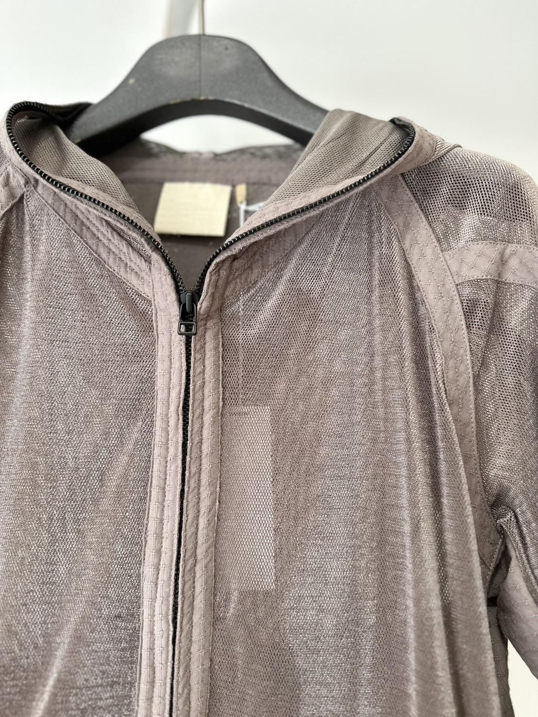 JIAN YE<br />MESH HOODIE  / BROWN<img class='new_mark_img2' src='https://img.shop-pro.jp/img/new/icons47.gif' style='border:none;display:inline;margin:0px;padding:0px;width:auto;' />